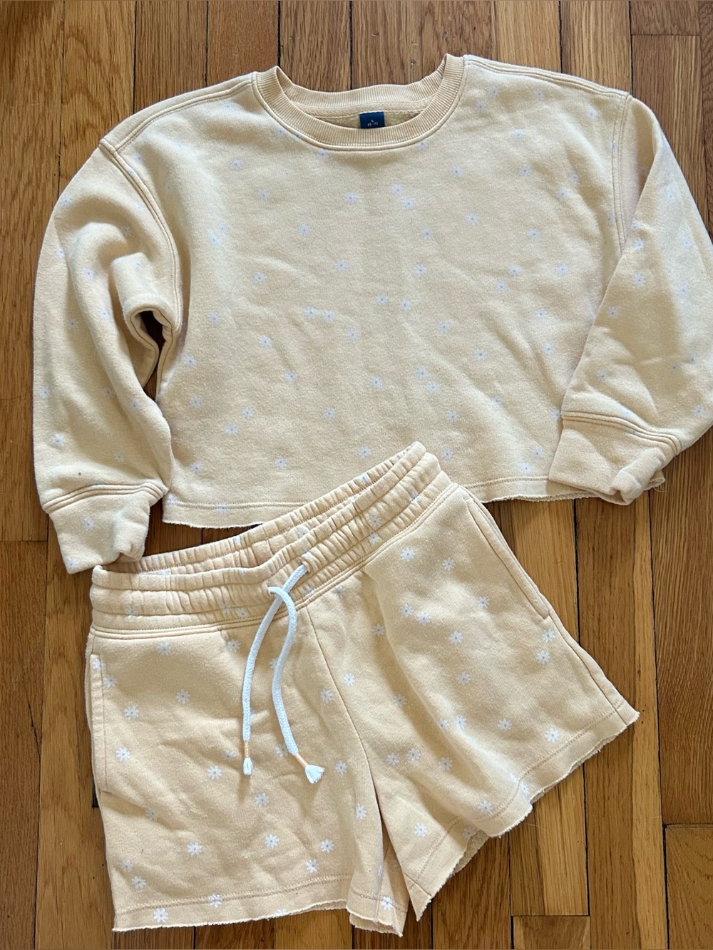 Old Navy girl’s size 6-7 yellow with white daisy print short set